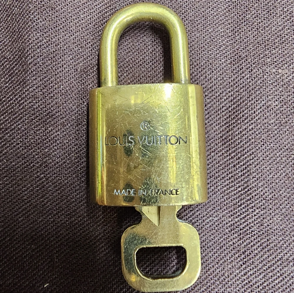 LV LOCK & KEY #319 - Picture 3 of 4
